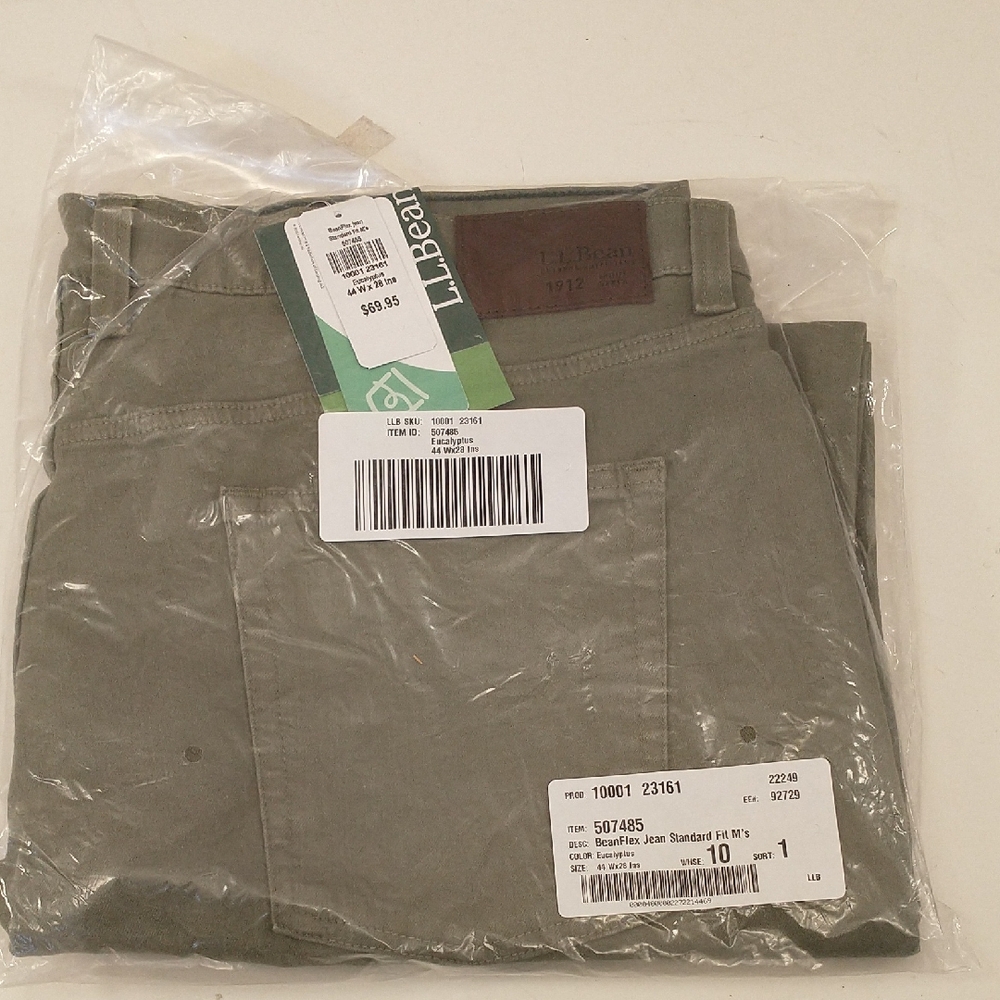 NWT  LL Bean Men's Flex Jeans Green Eucalyptus Color 44 Waist 28 Inseam Standard